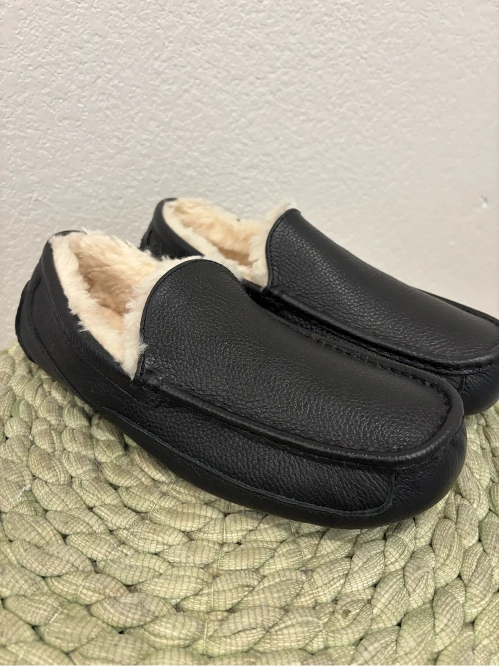 NEW UGG Ascot Men's Black Leather Moccasin Slip-On Loafer Size 10